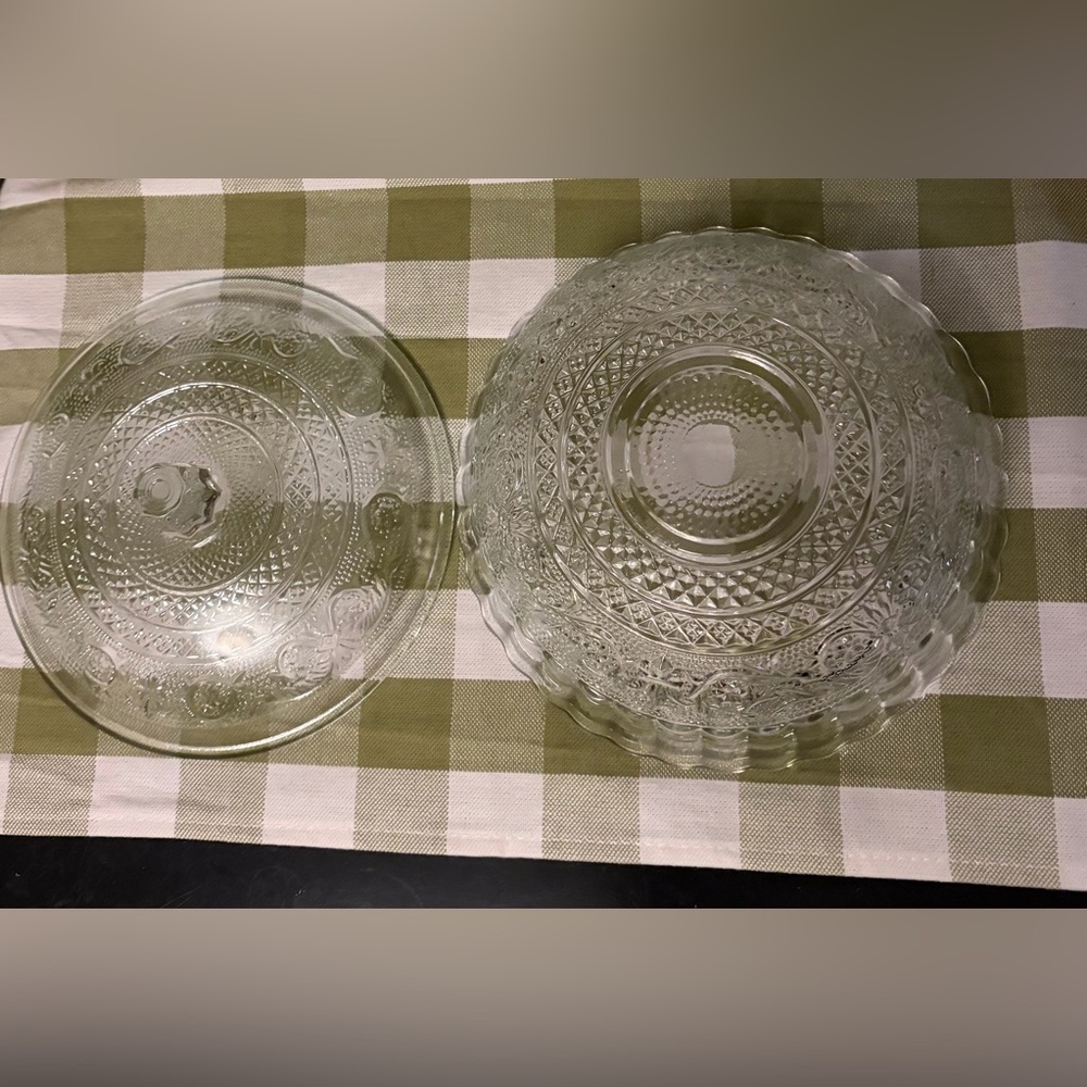 Vintage 1980s KIG Malaysia Fleur-de-lis glass candy/trinket/body powder dish - Picture 6 of 8